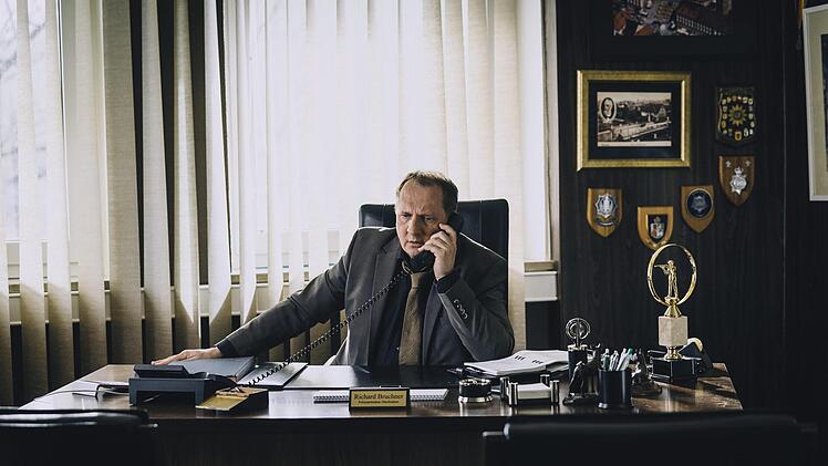 Tatort-Szene: Polizeipräsident Bruchner (Thomas Kügel) erhält am Telefon furchtbare Nachrichten. Fotos: BR/Claussen+Putz Filmproduktion GmbH/Hendrik Heiden