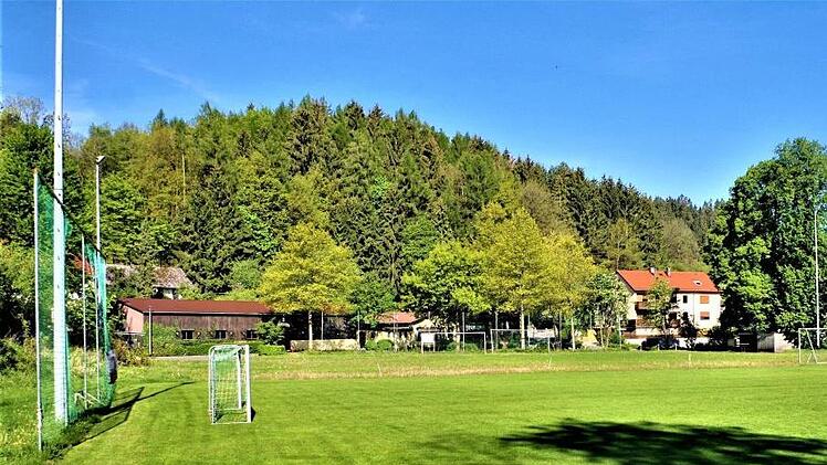 Auf dem alten Sportplatz "Maxschacht" soll ein Kunstrasenplatz gebaut werden. Im Vordergrund ist das Kleinspielfeld zu sehen, im Hintergrund die Sportschützenhalle des Stockheimer Schützenhorts.  Foto: Gerd Fleischmann