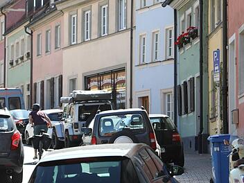 Parkplätze sind in Bamberg, wie hier am Kaulberg, heiß begehrt. Wer falsch parkt, muss mit konsequenter Ahndung rechnen. Foto: Barbara Herbst