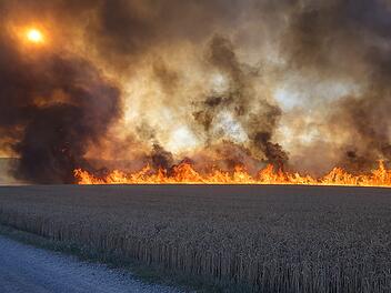 Weltkriegs-Sprengkörper steckt Feld in Brand - Großeinsatz