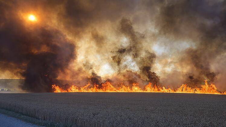 Weltkriegs-Sprengkörper steckt Feld in Brand - Großeinsatz