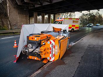 Wintereinbruch: Winterdienstfahrzeug kippt bei erster Fahrt um - Fahrer muss ins Krankenhaus