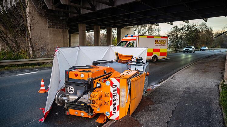 Wintereinbruch: Winterdienstfahrzeug kippt bei erster Fahrt um - Fahrer muss ins Krankenhaus