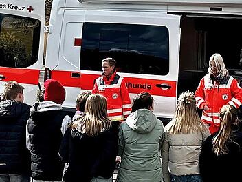 Die Rettungshundestaffel des BRK Ha&szlig;berge stattete der Realschule in Hofheim einen Besuch ab. Die Sch&uuml;lerinnen und Sch&uuml;ler waren sehr interessiert.