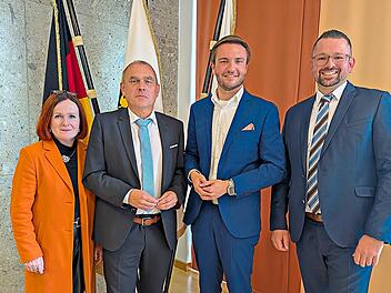 Unser Bild zeigt Landrat Jonas Gleich (Zweiter von rechts) mit seinen Stellvertretern (von links) Christina Flauder (WGK), Alexander Wunderlich (CSU) und Jochen Bergmann (FW). Die SPD hat das Verfahren beanstandet, mit dem Christina Flauder und Jo...