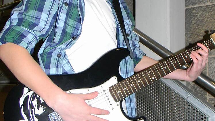 Felix Neubauer referierte über die E-Gitarre und hat das Instrument auch selbst nachgebaut.