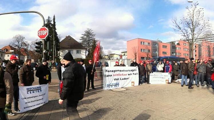 Vor der Siemens-Kantine machten sich 400 Mitarbeiter Luft, indem sie in den befristeten Ausstand traten.