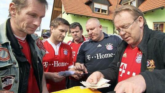 Ticketschalter auf der Mauer: "Panki" Schick (rechts) verteilt und kassiert. Mit dabei (von links): Thomas Kolloch, Bernhard Dietz, Herbert Kupfer und Veit Dathe.