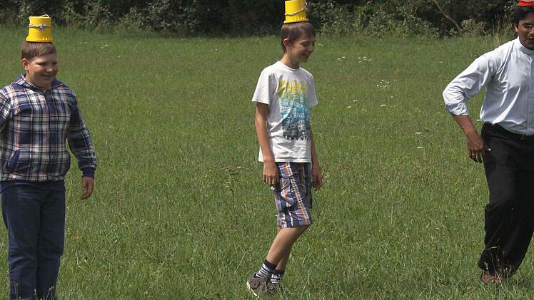 Auch heuer wieder: Urlaubspfarrer Akilan als kreativer Kinderbetreuer .