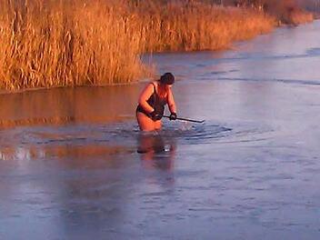 Winter 2013: Anette Zdrojek zeigt, dass Schwimmen nicht nur eine Beschäftigung für den Sommer ist. Eis-Baden will gelernt sein. Fotos: A. Zdrojek