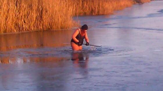 Winter 2013: Anette Zdrojek zeigt, dass Schwimmen nicht nur eine Beschäftigung für den Sommer ist. Eis-Baden will gelernt sein. Fotos: A. Zdrojek