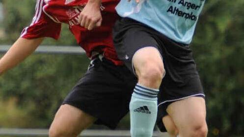 Wie ein Neuzugang: Der lange verletzte Pressecker Patrick Degelmann (links - hier gegen Tarek Thomsen, SC Altenplos) steht dem TSV wieder zur Verfügung. Foto: Peter Mularczyk