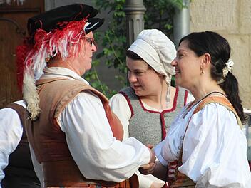 Angela Hofmann (rechts) ist die erste Oberbürgermeisterin, die am Viertelmeistertag teilnahm - historisch gewandet. Fotos: Corinna Igler