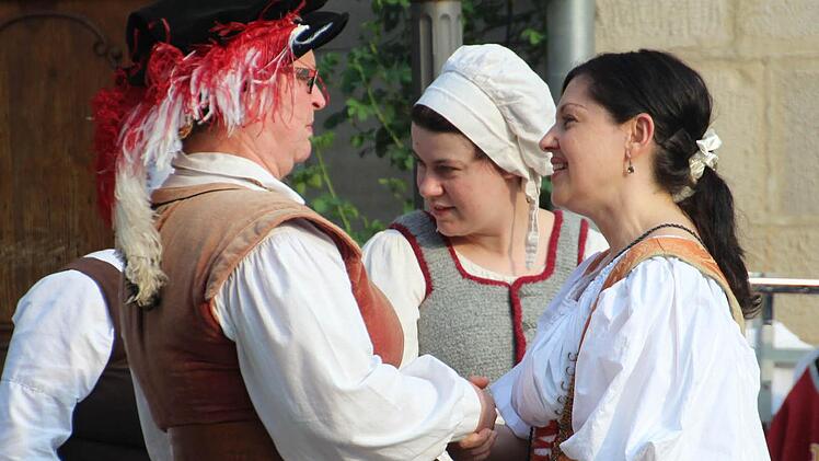 Angela Hofmann (rechts) ist die erste Oberbürgermeisterin, die am Viertelmeistertag teilnahm - historisch gewandet. Fotos: Corinna Igler