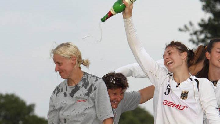 Schlagrfrau Stephanie Dannecker verpasst Trainerin Silke Eber die obligatorische Sektdusche.