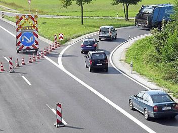 Die Ableitung ist Geschichte: Das Straßenbauamt, die Gemeinde Untersiemau und die verantwortliche Bergungsfirma haben sich darauf geeinigt, dass eine Vollsperrung der B 4 auf Höhe der Meschenbacher Eselsbrücke nicht mehr notwendig ist. Der Verkehr wird von Mittwoch an einspurig an der Stelle vorbei geführt. Foto: Berthold Köhler