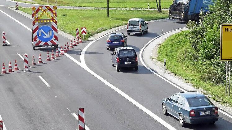 Die Ableitung ist Geschichte: Das Straßenbauamt, die Gemeinde Untersiemau und die verantwortliche Bergungsfirma haben sich darauf geeinigt, dass eine Vollsperrung der B 4 auf Höhe der Meschenbacher Eselsbrücke nicht mehr notwendig ist. Der Verkehr wird von Mittwoch an einspurig an der Stelle vorbei geführt. Foto: Berthold Köhler