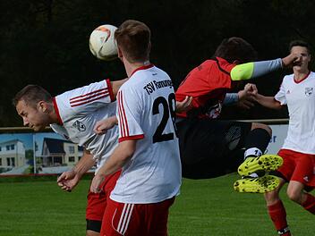 Krumme Rücken und gebeugte Häupter: Unser Schnappschuss stammt aus der Begegnung des FC Bad Brückenau gegen den TSV Rannungen. Foto: ssp