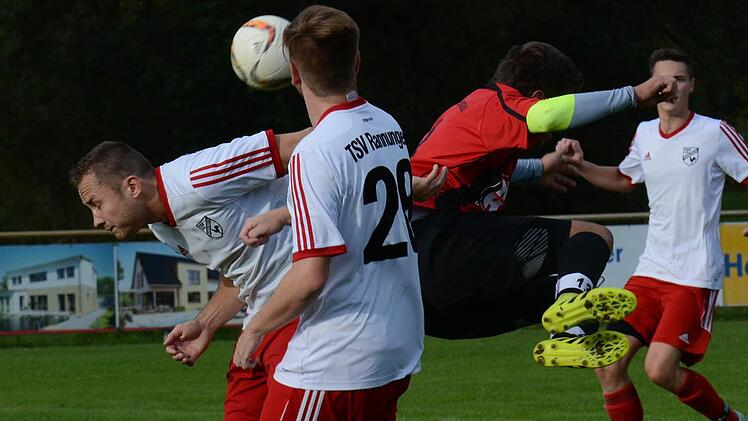 Krumme Rücken und gebeugte Häupter: Unser Schnappschuss stammt aus der Begegnung des FC Bad Brückenau gegen den TSV Rannungen. Foto: ssp