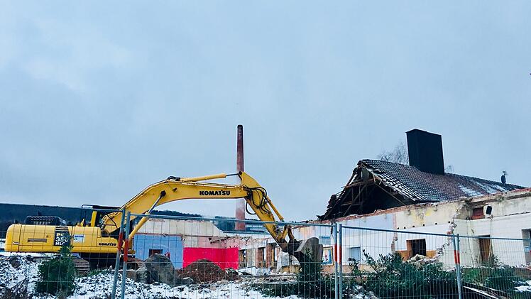 Sichtbares Zeichen des Wandels: Der Kreuzberghof in Oberwildflecken ist fast verschwunden. An dieser Stelle wird das Werksgelände der Firma Paul & Co erweitert. Foto: Sebastian Schmitt