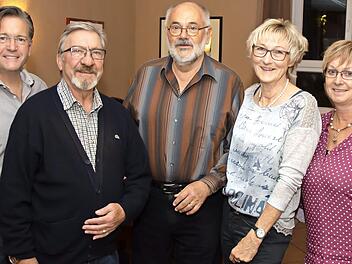 B&uuml;rgermeister Karsten Fischkal mit Paul G&uuml;tle, Wolf-Dieter Domke, Sigrid Wolt und Irene S&auml;nger (v. l.). Es fehlt die Schriftf&uuml;hrerin Barbara Plank. Foto: privat