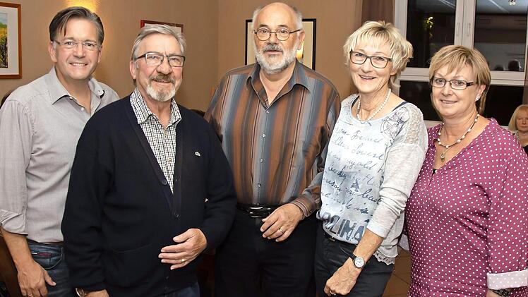 B&uuml;rgermeister Karsten Fischkal mit Paul G&uuml;tle, Wolf-Dieter Domke, Sigrid Wolt und Irene S&auml;nger (v. l.). Es fehlt die Schriftf&uuml;hrerin Barbara Plank. Foto: privat