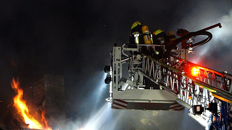 Wohnhaus steht nach Explosion in Vollbrand