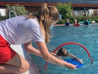 Die Wasserwacht Ebermannstadt brachte vielen Kindern das Schwimmen bei.