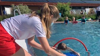 Die Wasserwacht Ebermannstadt brachte vielen Kindern das Schwimmen bei.