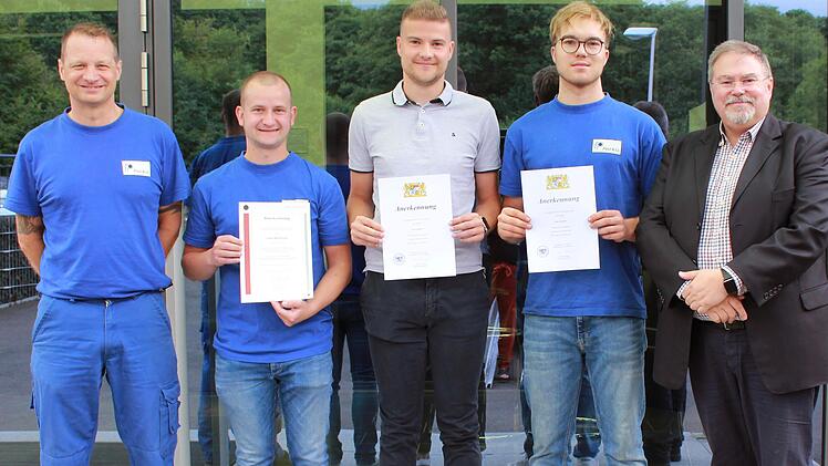 Besonders geehrt für ihre schulischen Leistungen wurden Lukas Beinhauer (ab 2. von links), Niklas Beck und Linus Zimmermann, Auszubildende bei Paul & Co. Es gratulierten Ausbilder Franz Karner (links) und  Personalleiter Gerardo del Rio Romero (re...