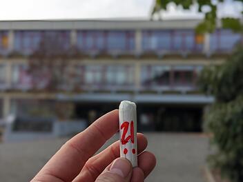 Kostenlose Tampons und Binden in den Schultoiletten? Wir haben nachgefragt.