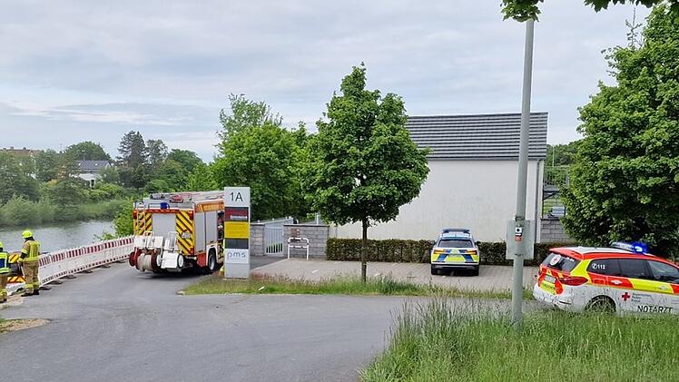 Möhrendorf: Frau treibt im Wasser - "Beherztes Eingreifen" von Passanten rettet ihr Leben