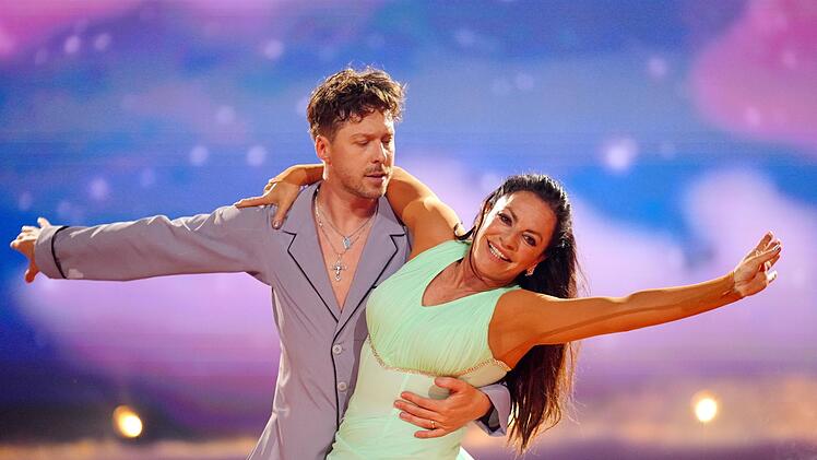 Ein Tanz als Denkmal für den verstorbenen Vater: Christine Neubauer tanzte mit Valentin Lusin zu "Amoi seg ma uns wieder" von Andreas Gabalier.