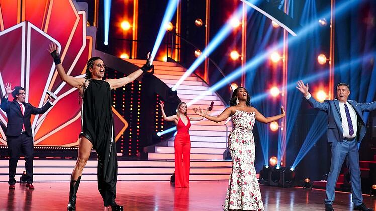 Es weihnachtet sehr bei RTL: Die Juroren Motsi Mabuse (zweite von rechts), Joachim Llambi (rechts) und Jorge Gonz&aacute;lez (zweiter von links) freuen sich gemeinsam mit den Moderatoren Daniel Hartwich und Victoria Swarovski auf das "Let's Dance"-Weihnachtsspecial 2025.