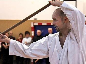 Abteilungsleiter Joachim Pabst beim Kobudo Fotos: Gerd Schaar