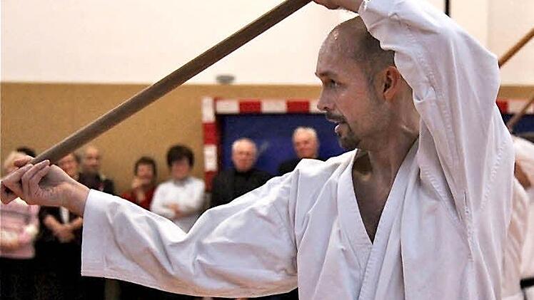 Abteilungsleiter Joachim Pabst beim Kobudo Fotos: Gerd Schaar