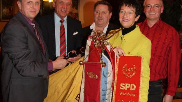 Inge Aures stiftete zum 140-jährigen Bestehen der Partei ein Fahnenband für die antike Fahne des SPD-Ortsverbandes Wirsberg: Der Schriftführer des Vereins Gottfried Luthardt, Bürgermeister Hermann Anselstetter, der Ortvereinsvorsitzende Gilbert Ringsdorf mit Inge Aures und dem stellvertretende Ortsvereinsvorsitzende Jörg Treutler freuten sich über das Präsent.