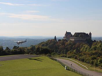 Anflug auf die Brandensteinsebene: Die vorhandene Landebahn kann kaum mehr verlängert werden; für eine Anflugbefeuerung ist auch kein Platz.