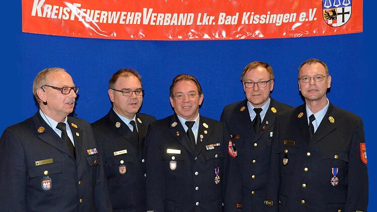 Peter Sell, der stellvertretende Vorsitzende des Kreisfeuerwehrverbandes, überreichte seinen Feuerwehrmitstreitern das Deutsche Feuerwehr-Ehrenkreuz in Silber. Von links: Kreisbrandinspektor Peter Sell, die beiden Kreisbrandmeister Georg Helfrich und Michael Kiesel, Kreisbrandrat Benno Metz und Kreisbrandinspektor Harald Albert.