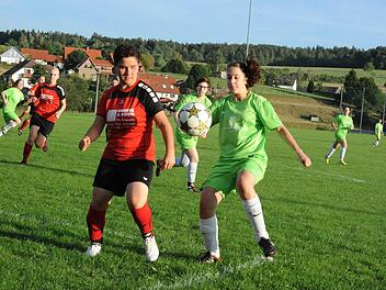 Objekt der Begierde: Jede Menge Aufmerksamkeit bekommt das Spielgerät in dieser Szene von den Spielerinnen der DJK Schondra (rote Trikots) und der SG Schönderling/Thulba. Foto: Hopf