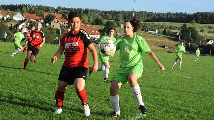 Objekt der Begierde: Jede Menge Aufmerksamkeit bekommt das Spielgerät in dieser Szene von den Spielerinnen der DJK Schondra (rote Trikots) und der SG Schönderling/Thulba. Foto: Hopf