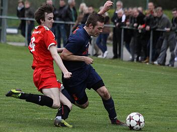 Der Hiltpoltsteiner Fabian Sticht (li.) holt den Geschwander Florian Rückert von den Beinen. Der resultierende Freistoß führte zum zwischenzeitlichen 1:1 von Jürgen Igl. Foto: Uwe Kellner