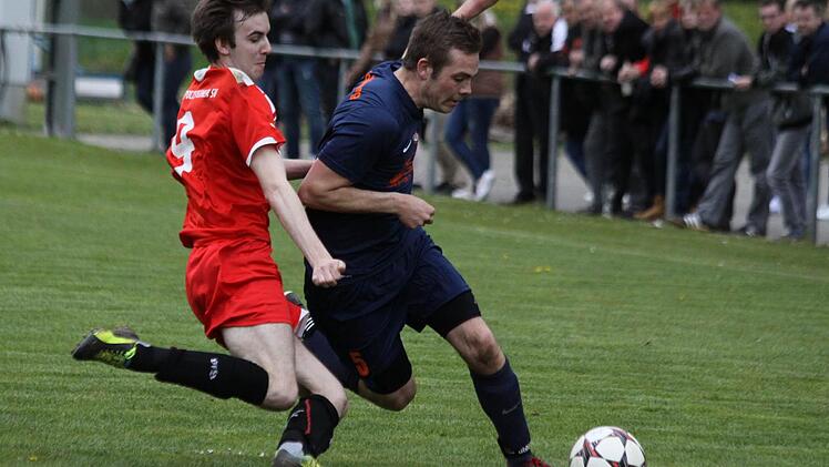Der Hiltpoltsteiner Fabian Sticht (li.) holt den Geschwander Florian Rückert von den Beinen. Der resultierende Freistoß führte zum zwischenzeitlichen 1:1 von Jürgen Igl. Foto: Uwe Kellner