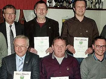 Ehrungen für 40- und 50-jährige Mitgliedschaft (obere Reihe, von links): Vorstandsmitglied Dominic Welscher, Bürgermeister Rainer Detsch, Eckhard Schneider, Engelbert Schwalb, Vorstandsmitglied Jürgen Wicklein (untere Reihe, von links): Roland Bergmann, Markus Nickol, Manfred Schwalb Fotos: Gerd Fleischmann
