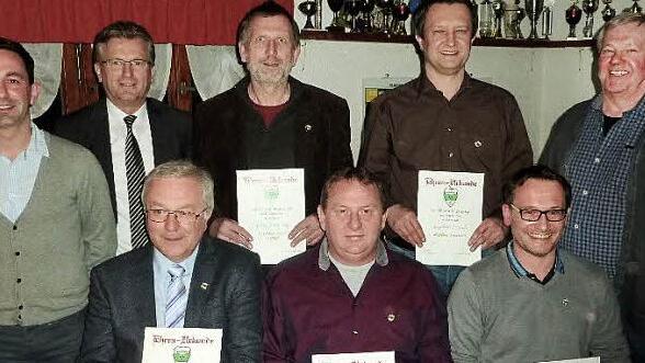 Ehrungen für 40- und 50-jährige Mitgliedschaft (obere Reihe, von links): Vorstandsmitglied Dominic Welscher, Bürgermeister Rainer Detsch, Eckhard Schneider, Engelbert Schwalb, Vorstandsmitglied Jürgen Wicklein (untere Reihe, von links): Roland Bergmann, Markus Nickol, Manfred Schwalb Fotos: Gerd Fleischmann