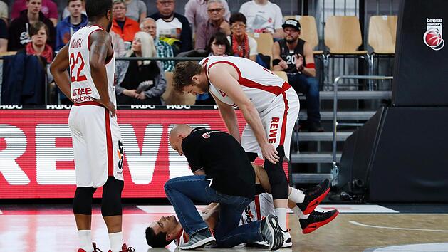 Nikos Zisis liegt verletzt am Boden und wird von Mannschaftsarzt Andreas F&ouml;rst versorgt. Foto: Daniel L&ouml;b