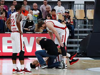 Nikos Zisis liegt verletzt am Boden und wird von Mannschaftsarzt Andreas Först versorgt. Foto: Daniel Löb