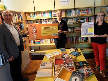 Günter Jira (Bayernwerk AG), Leiterin Patricia Geiling und Bürgermeisterin Judith Dekant bei der Übergabe.