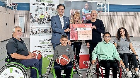 Günther Vogel von Goolkids, Thomas Schmidt, Vorstandsmitglied der Sparkasse, Sibylle Kretzschmar, Rektorin der Grund- und Mittelschule Hirschaid, Robert Bartsch vom Förderkreis Goolkids, Lisca Dogan, Projektleiterin GinaS bei Goolkids, sowie ein S...