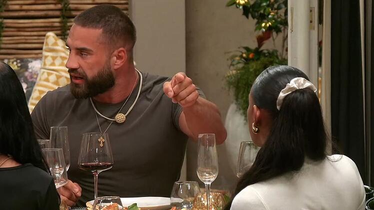 Aleks (links) beschimpft Ex Vanessa.